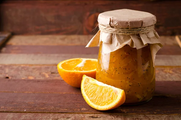 Kabak-turuncu-zencefil-haşhaş tohumu reçel ahşap arka plan üzerinde.