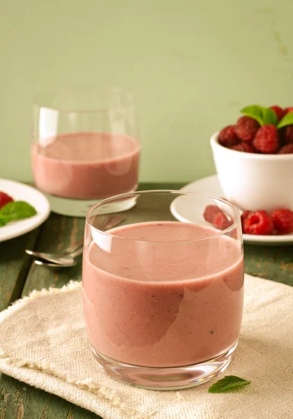 Friska berry med hallon, havregryn och mynta i ett glas — Stockfoto