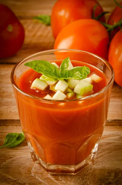 Bir bardak fesleğen ang kabak ile domates gaspaço