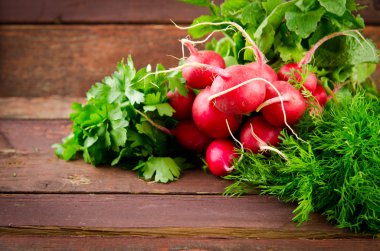 Büyük Demet taze organik sebze, turp, ıspanak, salata ve Yeşiller eski ahşap masa, closeup üzerinde