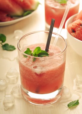 Nane ve buz cam ile sağlıklı karpuz güler yüzlü