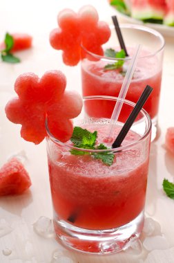 Nane ve buz cam ile sağlıklı karpuz güler yüzlü