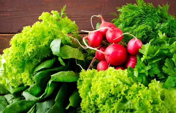 Nagy csokor friss organikus zöldségek, retek, spenót, saláta és a Zöldek, a régi fából készült asztal, Vértes — Stock Fotó