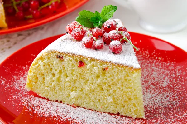 Pan di Spagna alla vaniglia con ribes rosso fresco — Foto Stock