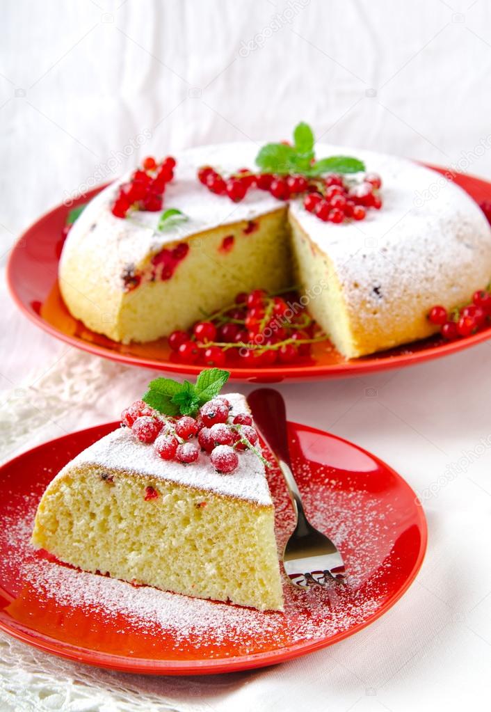 Vanilla sponge cake with fresh red currants