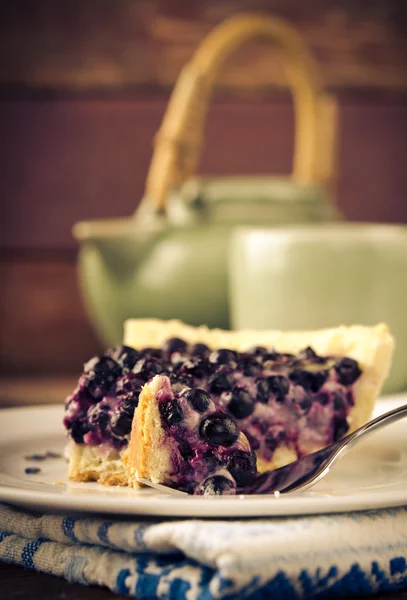 Μύρτιλλο, blueberry τάρτας με λεβάντα στο άσπρο πιάτο, ξύλινο υπόβαθρο — Φωτογραφία Αρχείου