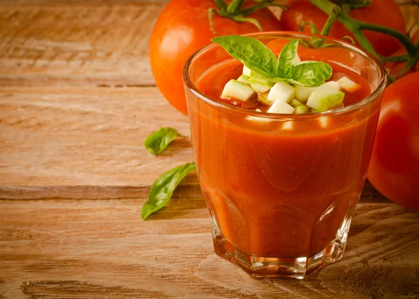 Gazpacho de tomate em um copo com abobrinha de manjericão ang — Fotografia de Stock