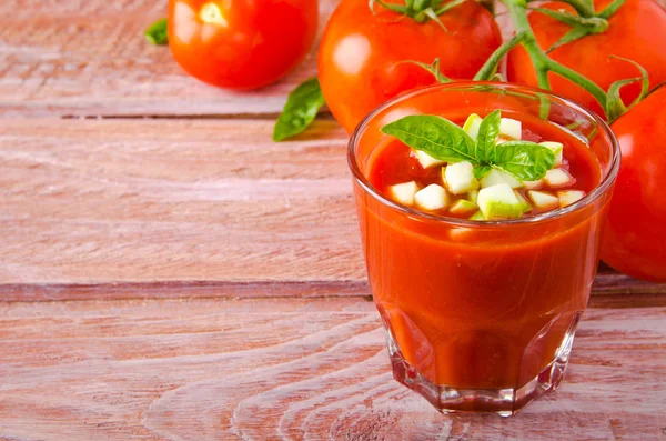 番茄凉菜汤在玻璃杯里用罗勒昂西葫芦 — 图库照片