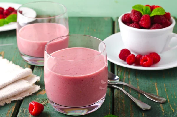 Healthy berry with raspberry, oatmeal and mint in a glass — Stock Photo, Image
