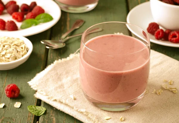 Здоровая ягода с малиной, овсянкой и мятой в стакане — стоковое фото