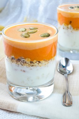 Granola kabak çekirdeği, kabak sabit sos ve yoğurt ile