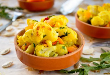 Karnabahar curry ile kabak, kırmızı biber ve rucola