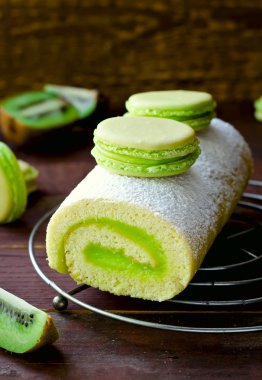 Kivi krem ile dekore kek macarons rulo