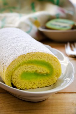 Kivi krem ile dekore kek macarons rulo