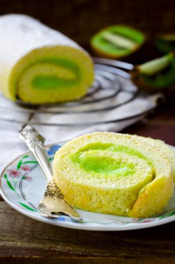 Kivi krem ile dekore kek macarons rulo