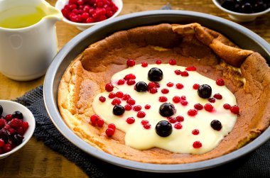 puding Dondurulmuş çilek ve vanilya sosu ile