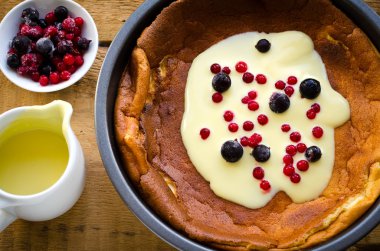 puding Dondurulmuş çilek ve vanilya sosu ile