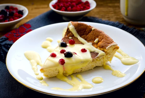 Pudding with frozen berries and vanilla sauce — Stock Photo, Image