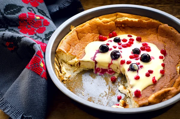 puding Dondurulmuş çilek ve vanilya sosu ile