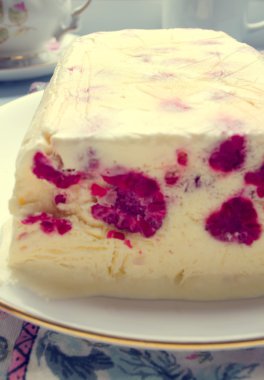 Ahududu dondurma tatlı semifreddo