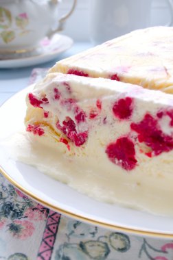 Ahududu dondurma tatlı semifreddo