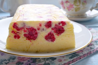 Ahududu dondurma tatlı semifreddo