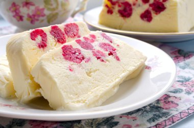 Ahududu dondurma tatlı semifreddo