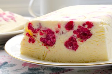 Ahududu dondurma tatlı semifreddo