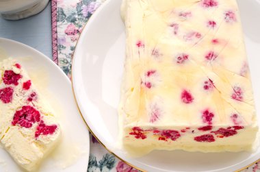Ahududu dondurma tatlı semifreddo