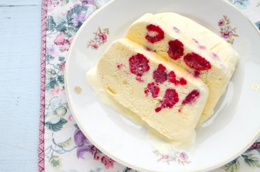 Ahududu dondurma tatlı semifreddo