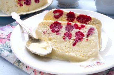Ahududu dondurma tatlı semifreddo