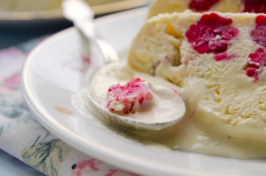Ahududu dondurma tatlı semifreddo