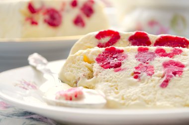 Ahududu dondurma tatlı semifreddo