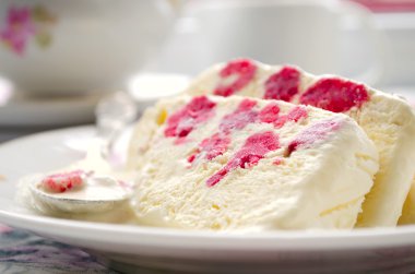 Ahududu dondurma tatlı semifreddo