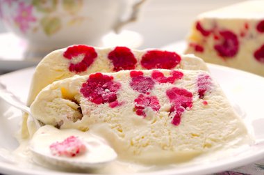 Ahududu dondurma tatlı semifreddo