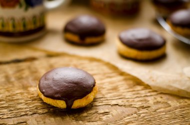 Koyu çikolata sır ile kaplı kurabiye