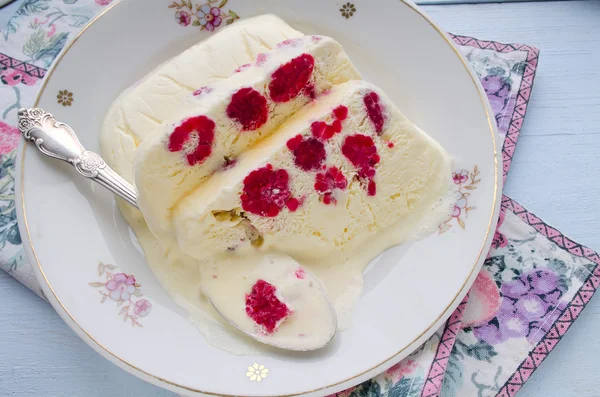 Малиновий десерт з морозивом півфіналдо — стокове фото