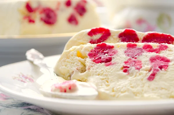 Малиновий десерт з морозивом півфіналдо — стокове фото