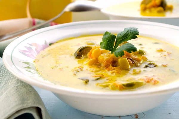 Kukuřičná polévka s růžičkovou kapustou a jiné zeleniny — Stock fotografie
