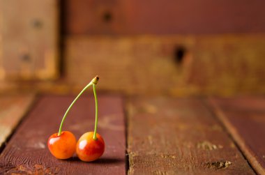 Ahşap zemin üzerine sarı kiraz