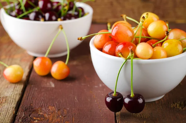 Red and yellow cherries in bowl — Stock Photo, Image