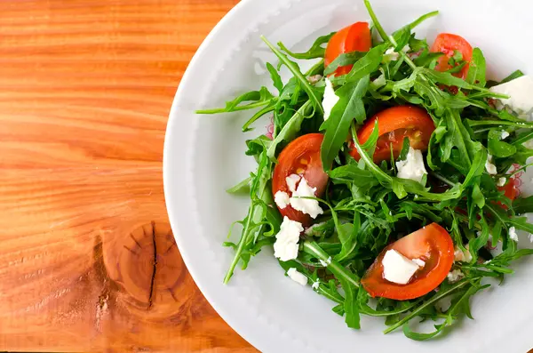 Grüner Salat mit Rucola, Tomaten und Feta — Stockfoto