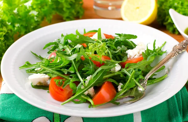 Salada verde com rúcula, tomate e queijo feta — Fotografia de Stock