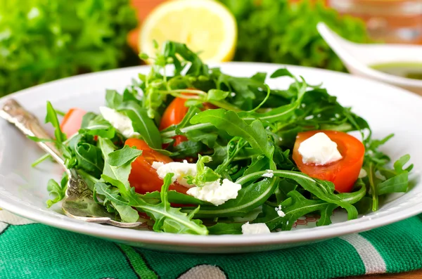 Salada verde com rúcula, tomate e queijo feta — Fotografia de Stock