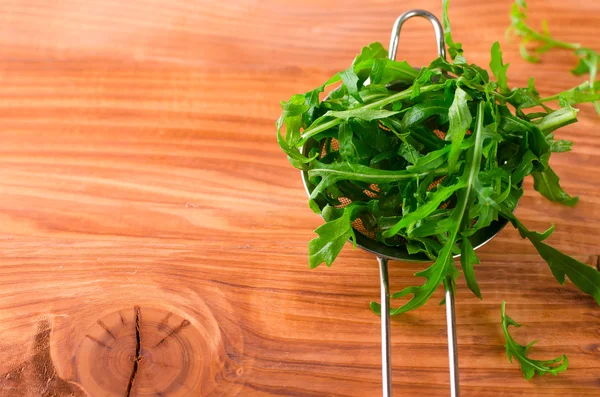 Folhas de arugula verdes frescas — Fotografia de Stock