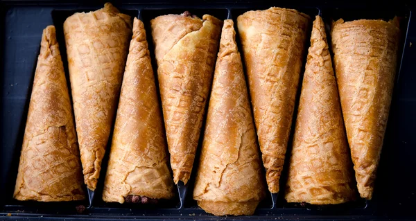 Rolos de bolacha cheios de creme de manteiga e batatas fritas de chocolate — Fotografia de Stock