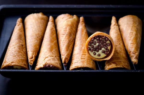 Rolos de bolacha cheios de creme de manteiga e batatas fritas de chocolate — Fotografia de Stock