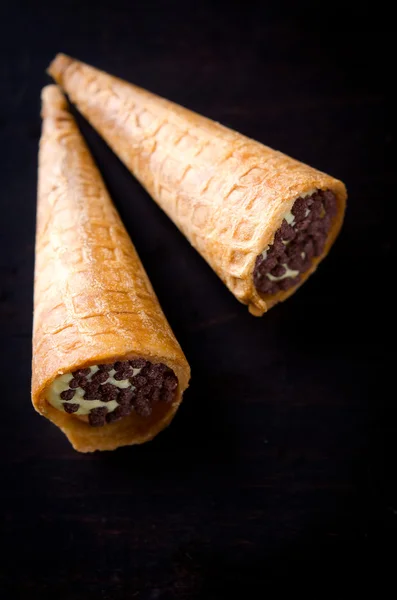 Rolos de bolacha cheios de creme de manteiga e batatas fritas de chocolate — Fotografia de Stock