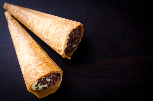 Rolos de bolacha cheios de creme de manteiga e batatas fritas de chocolate — Fotografia de Stock