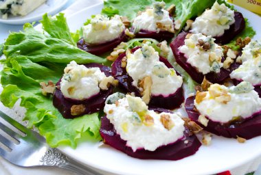 Keçi peyniri, ceviz, yeşillik ve otlar ile pancar salatası
